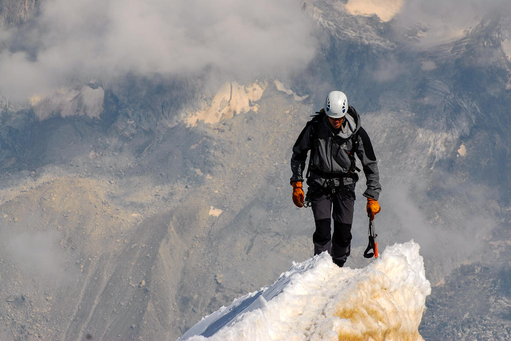 灰色运动野性一名登山者在雪山上前行户外运动冒险登山励志正能量图片