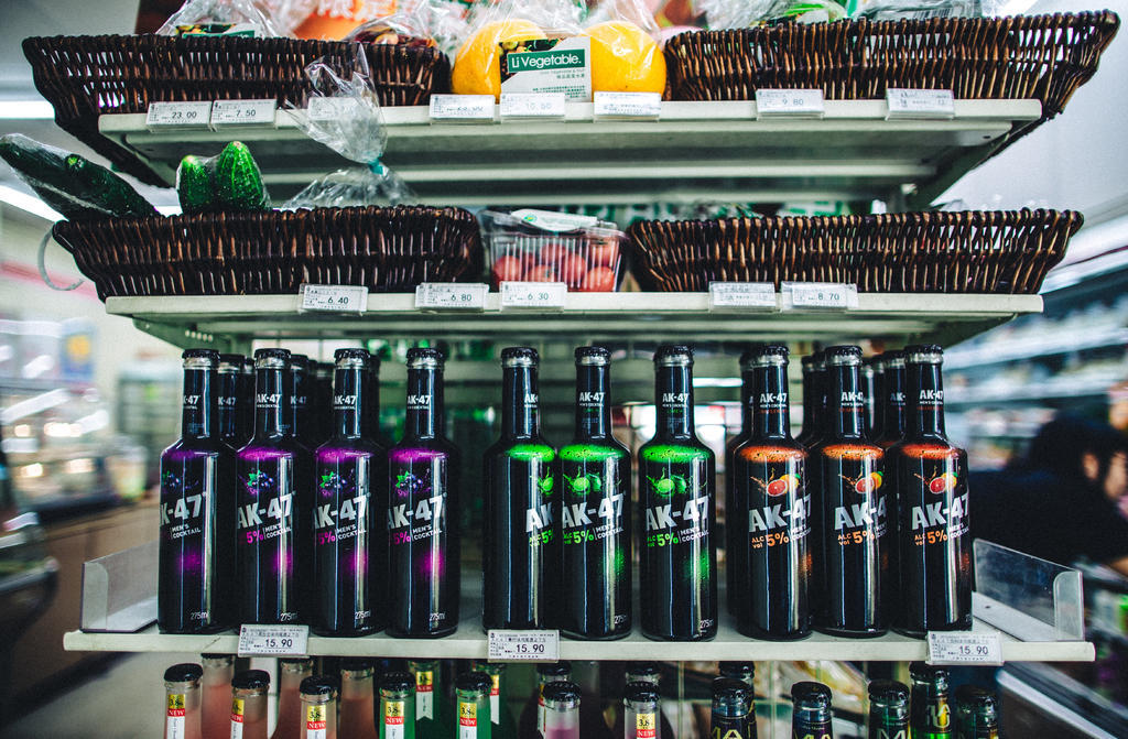 黑色商场超市购物货架美食饮料水果鸡尾酒附加特聚焦虚化背景图片