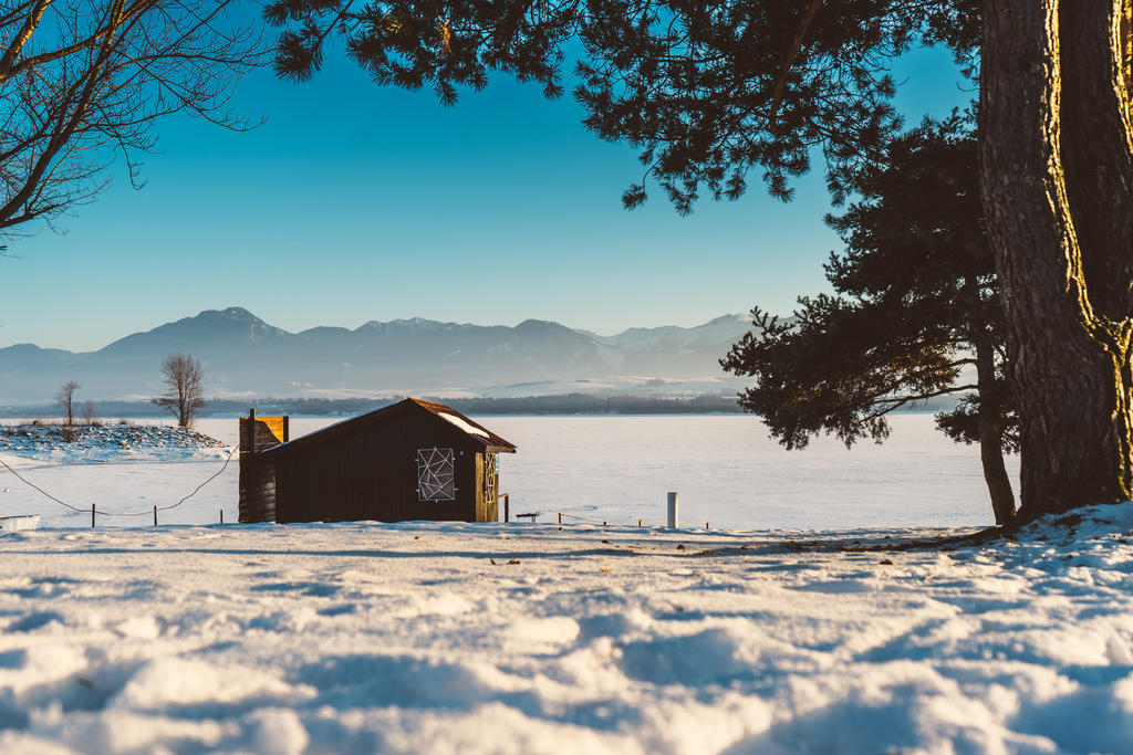 黑白自然美丽蓝天下的雪地房子等雪景冬季景点旅游背景图片