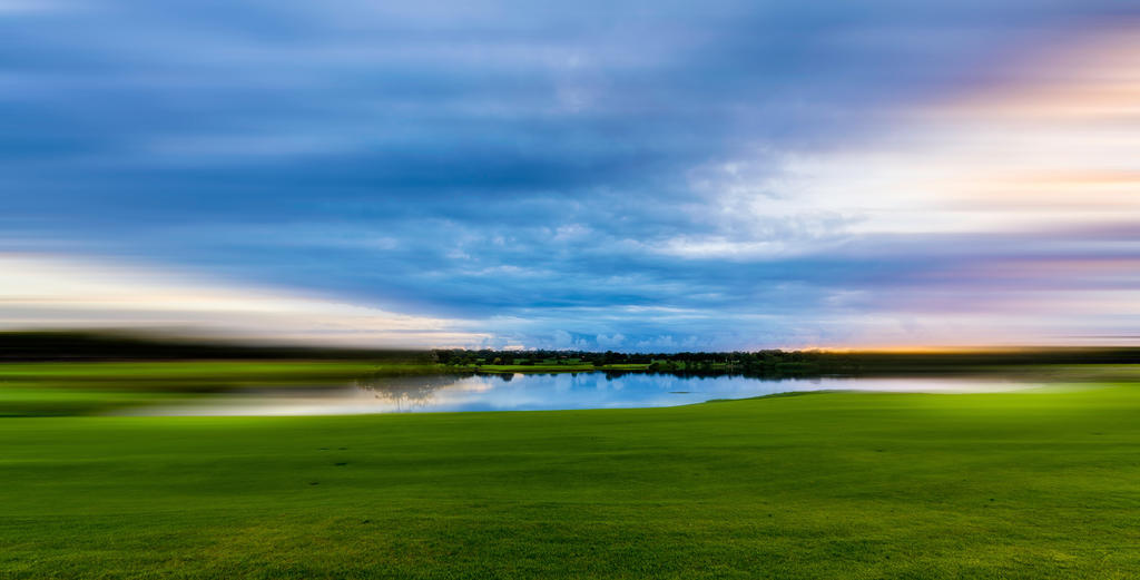 自然宁静碧绿的草地草原和宁静的湖泊背景图片