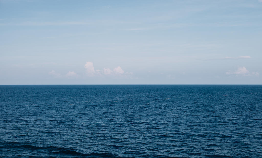 蓝色的宽阔海面背景图片