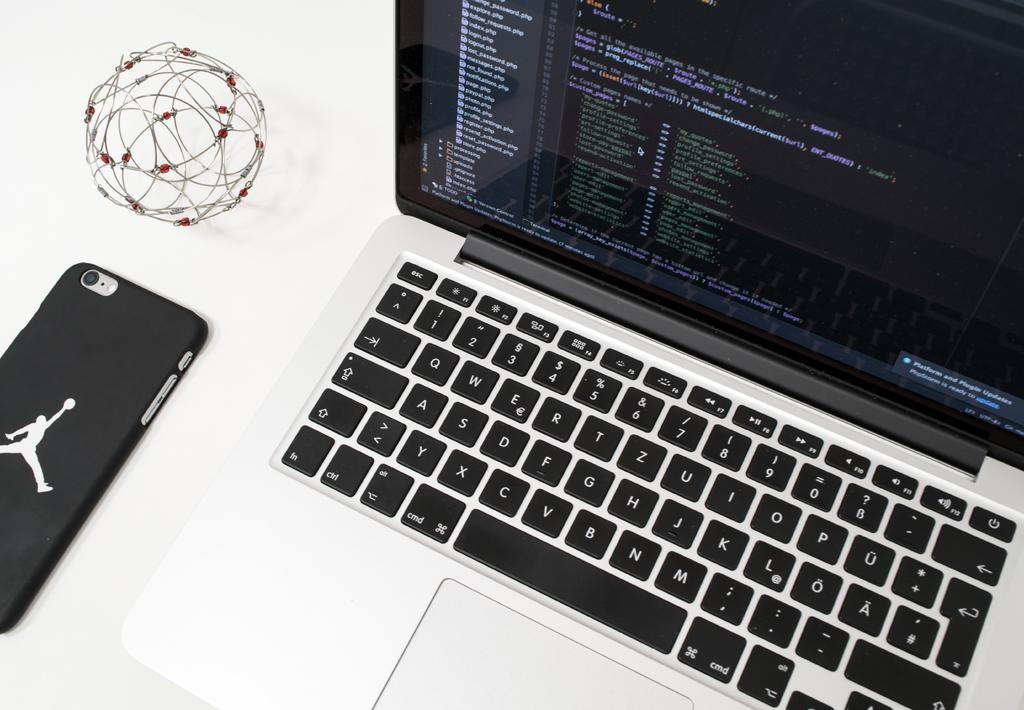 办公桌上摆放笔记本电脑手机图片