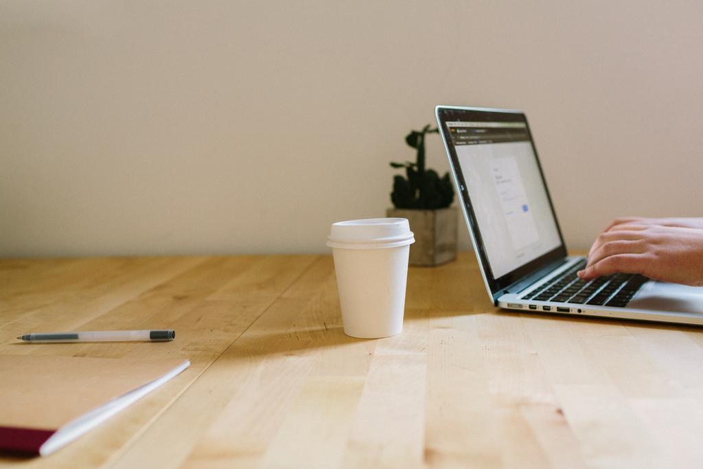 电子科技桌面上正在用电脑办公学习等电子产品办公学习背景图片