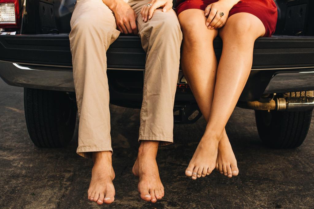 汽车 车 小汽车 轿车 跑车 爱情 恋爱 恋人 情人 情侣 浪漫 营销 推广 商务 市场 策划 幸福 快乐 高兴 家庭 甜蜜  情侣 伴侣 爱情  肖像 人物特写 画像 可爱的 全身像 脚 足 自然 环境