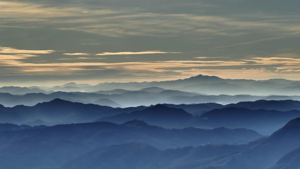 清晨的薄雾和山脉背景图片