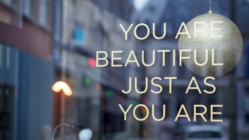 文字现代玻璃窗上的英文街拍街景背景图片