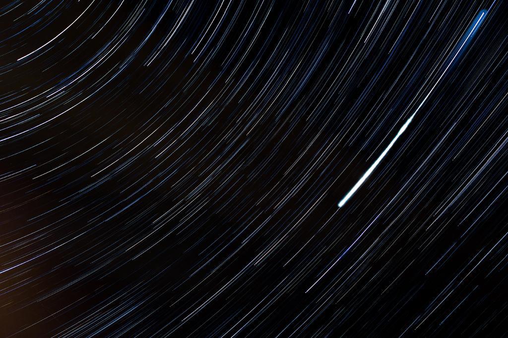 星空 太空 空间  星空 星星 闪光 明星  夜晚 晚上 黑夜 黑暗 灯光 霓虹灯 风景 风光 美景 田园 山水 纹理 组织 材料 花纹 灯光 光线 激光 打火机  山 山峰 顶峰 景色 天空   自然 环境  活力 黑色 暗色 黑白 昏暗 山 山峦 山峰