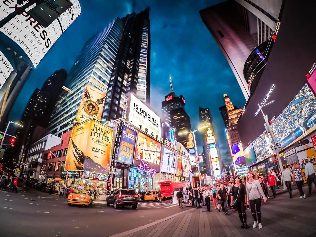 霓虹灯喧闹繁华都市背景图片