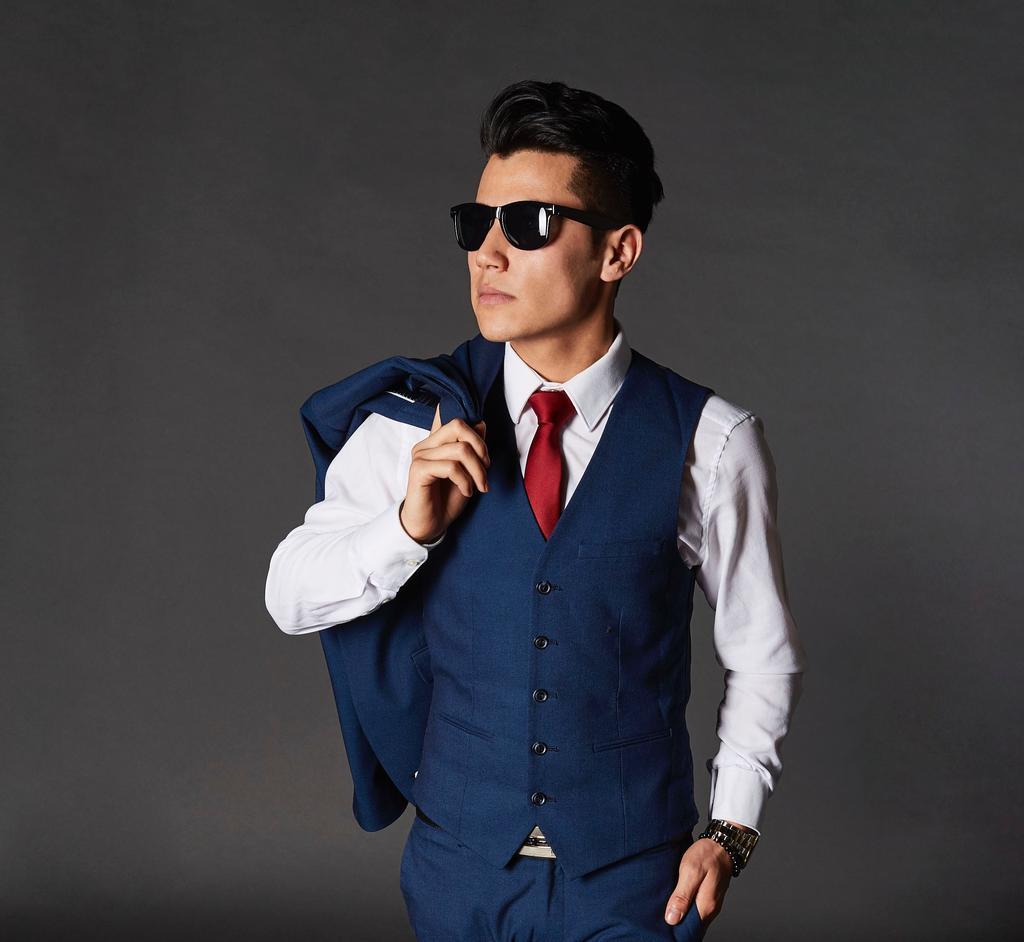 时尚 流行 个性 城市 肖像 人物特写 画像 职业装 正装 西装 商务 全身像  人物 人群 风土人情 活力 男士 男性 男人 白色 浅色 黑白 简单 清新