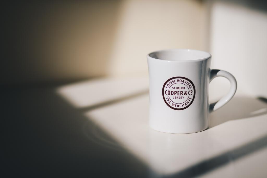 美女 丽人 优雅 美丽 漂亮 女孩 女人 女性 墙 围墙 表面 隔阂 背景 灯光 光线 激光 打火机  桌子 台子 书桌 办公  茶 饮茶  茶文化 咖啡 咖啡厅 咖啡馆 饮料 喝酒 饮水 窗户 白色 浅色 黑白 简单 清新