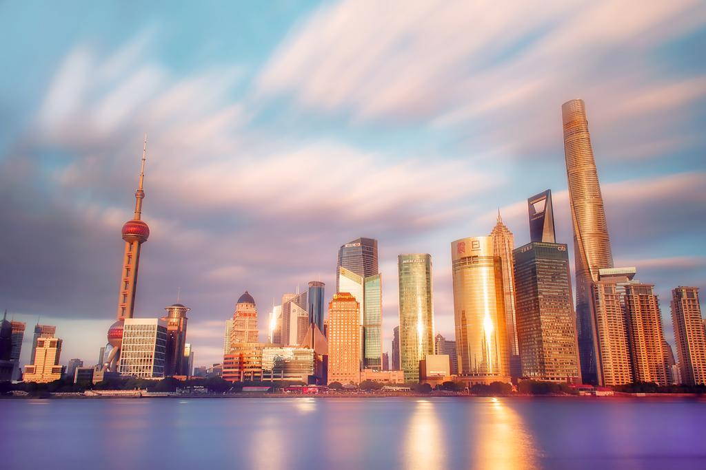 江边的现代上海城市背景图片