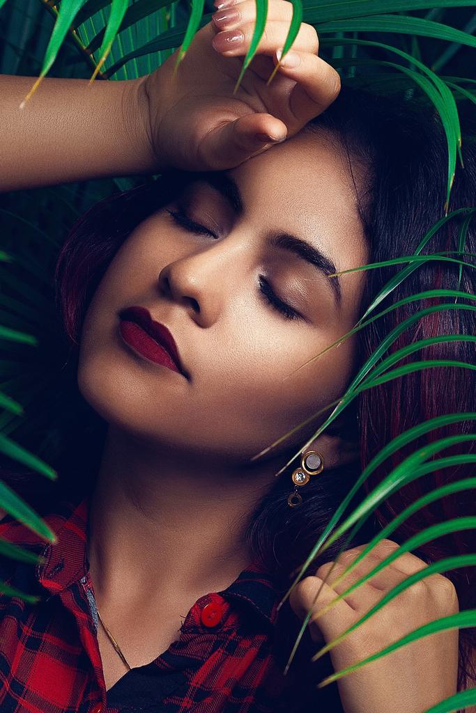 夜晚 晚上 黑夜 黑暗 灯光 霓虹灯 美女 丽人 优雅 美丽 漂亮 女孩 女人 女性  时尚 流行 个性 城市 头发 毛发 毛 头部  营销 推广 商务 市场 策划 学生 学员 青少年  肖像 人物特写 画像 女孩 少女 姑娘 美丽  树木 丛林 森林 自然 环境 全身像 树 树木 树林 森林 女性 女士 美丽 女人