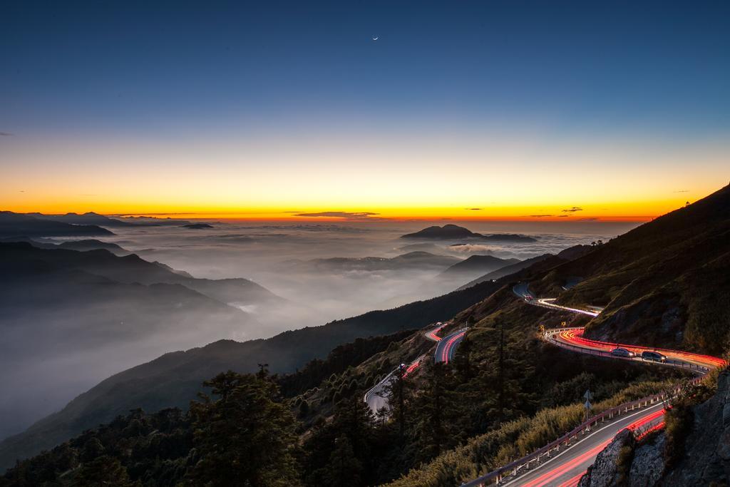 风景 风光 美景 田园 山水 道路 旅途 路途 户外 街道 公路  日落 夕阳 太阳 山 山峰 顶峰 景色 灯光 光线 激光 打火机 美女 丽人 优雅 美丽 漂亮 女孩 女人 女性 旅行 旅游 行程 度假 休闲 度假 假日 自然 环境