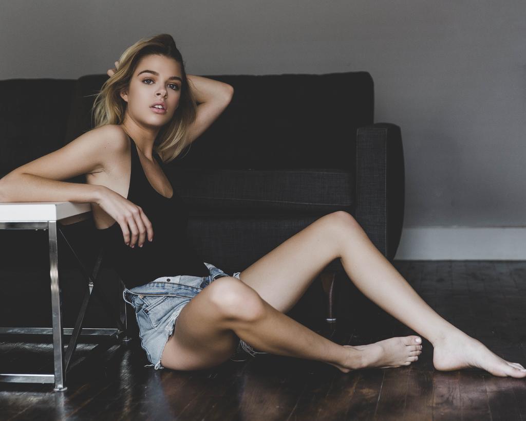 风景 风光 美景 田园 山水  美女 丽人 优雅 美丽 漂亮 女孩 女人 女性 头发 毛发 毛 头部 开心 喜悦 笑话 开怀大笑 肖像 人物特写 画像 饮料 喝酒 饮水 女孩 少女 姑娘 美丽 全身像 自然 环境 人物 人群 风土人情 服装 服饰 流行  一个女人 女性 女士 美丽 女人