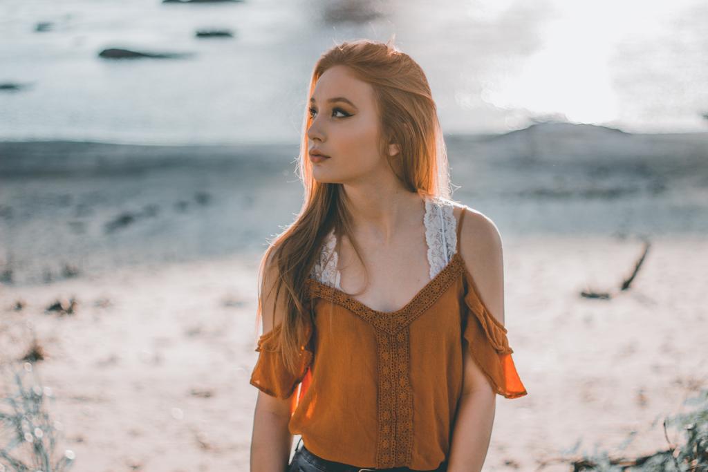 城市 都市 时尚 现代化  美女 丽人 优雅 美丽 漂亮 女孩 女人 女性  时尚 流行 个性 城市  肖像 人物特写 画像 女孩 少女 姑娘 美丽  沙滩 海滩  自然 环境  秋日 脚 足  雨 下雨 惬意 女性 女士 美丽 女人