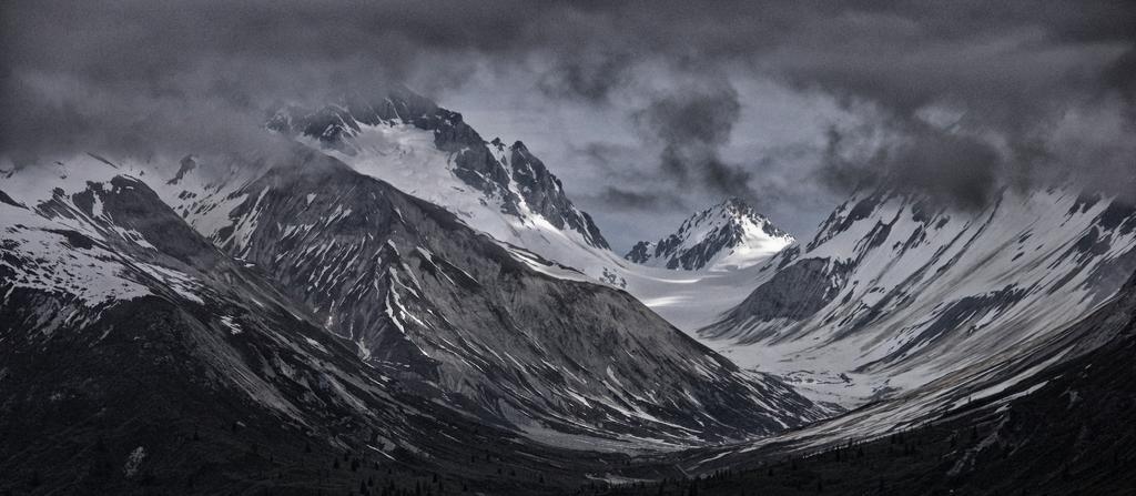 风景 风光 美景 田园   山 山峰 顶峰 景色 地球 泥土 草地 操场   丽人 优雅 美丽 漂亮 女孩 女人 女性 自然 环境  云 云朵 天空  黑色 暗色 黑白 昏暗