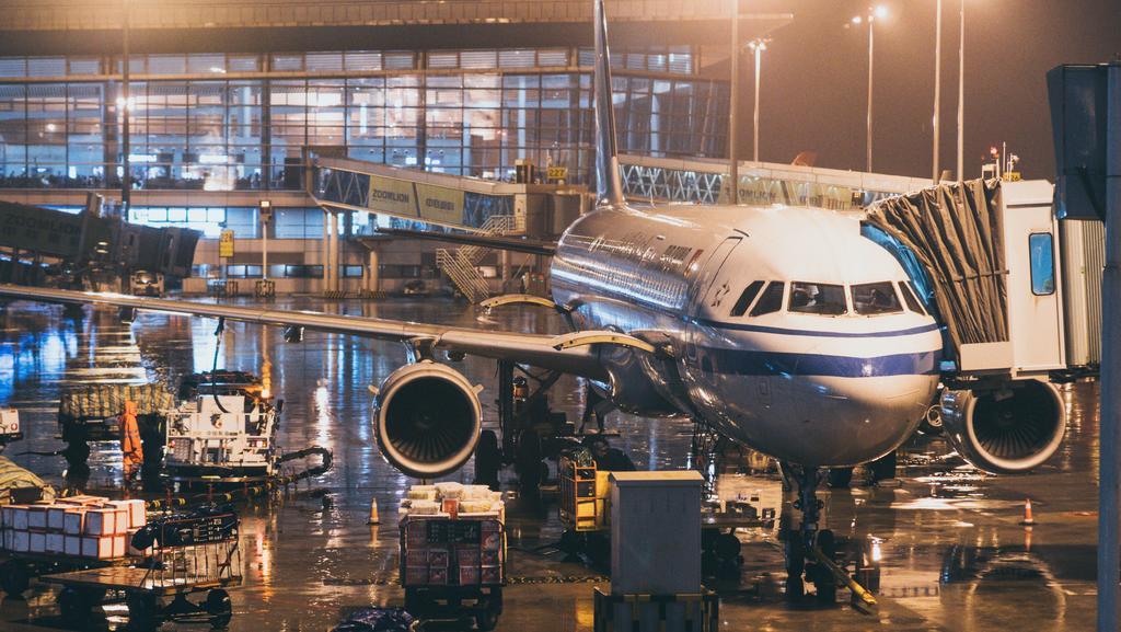 机场上白色的客机背景图片