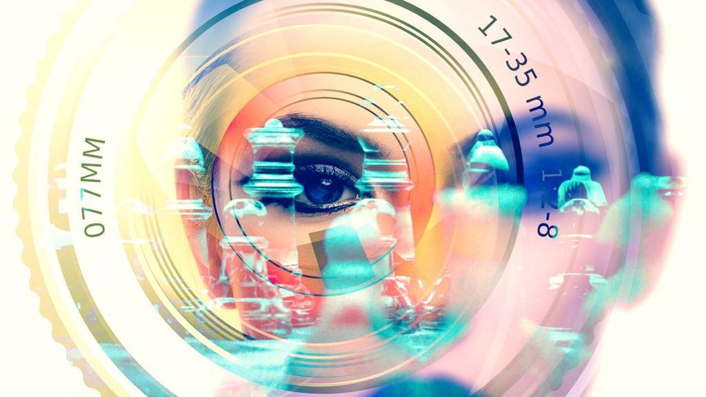 女人和相机镜头背景图片