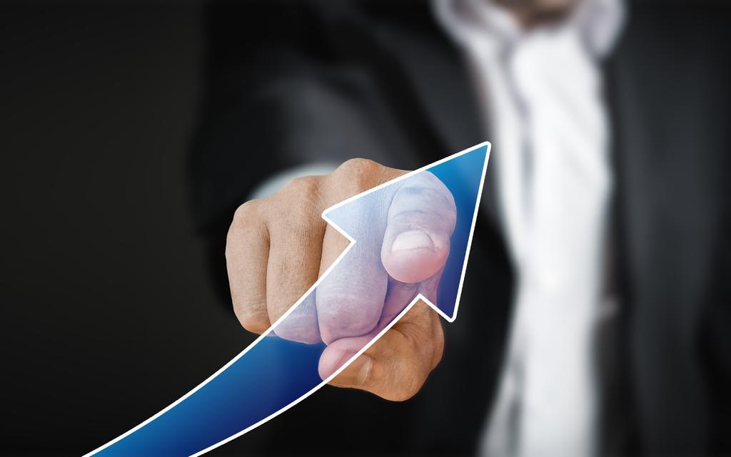 商人手指触摸屏幕上升箭头互联网财务图片