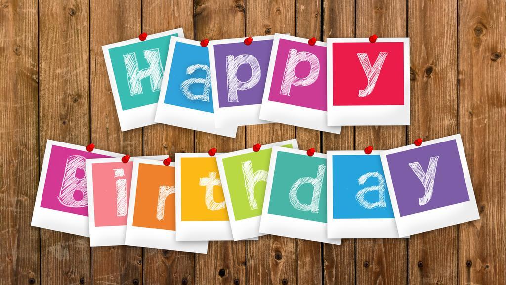 木墙上彩色的照片背景图片