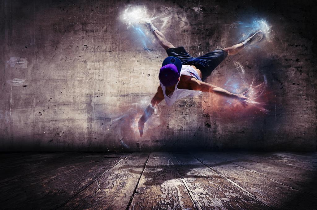 黑色舞蹈炫酷嘻哈街舞者空中跳跃光下倒影背景图片