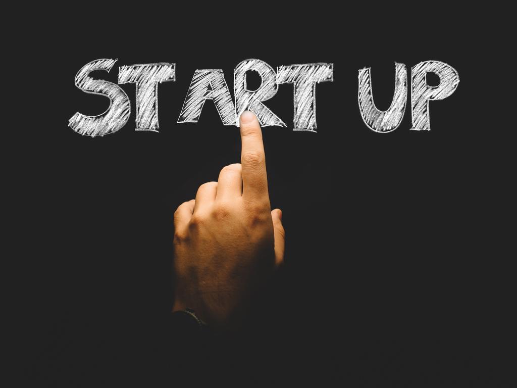 启动手指触摸英文成功STARTUP背景图片