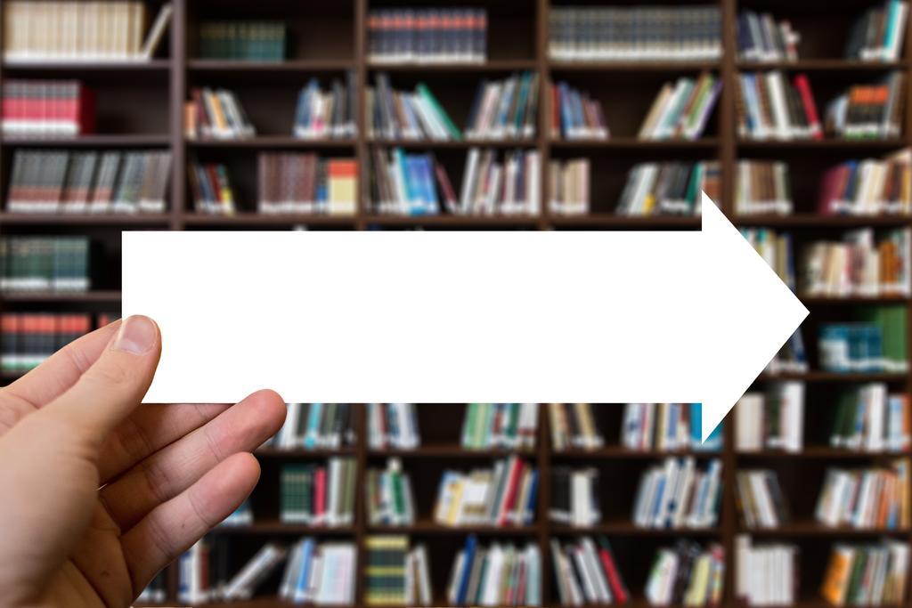 手中白色的箭头背景图片