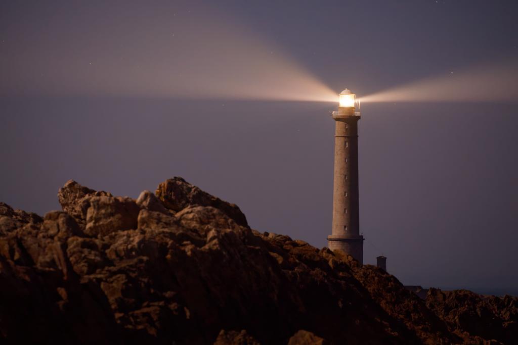 自然景观孤岛小山上的伫立的灯塔图片背景