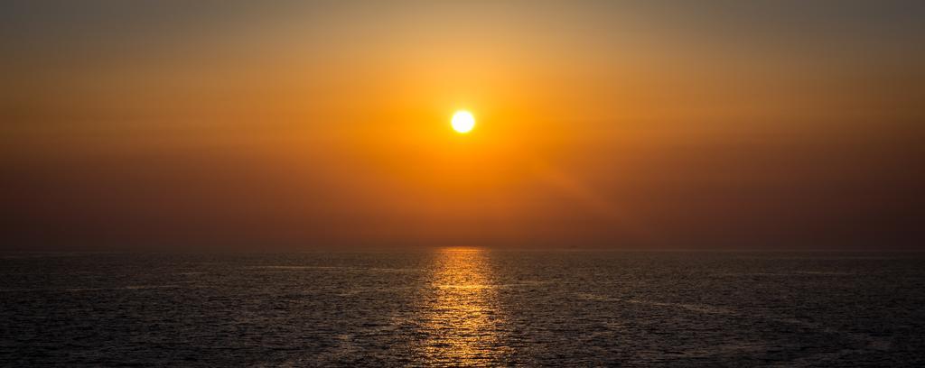 发光 日落 太阳能 海 早晨 在晚上 天空 傍晚的天空 晚霞