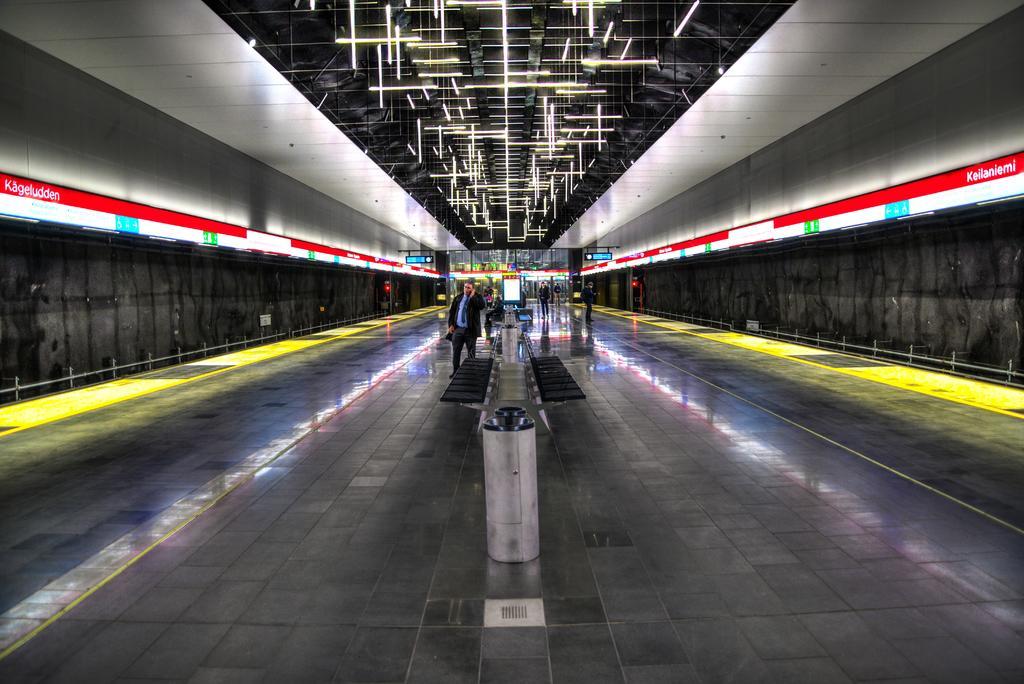 白色轨道交通艺术地铁站室内背景图片