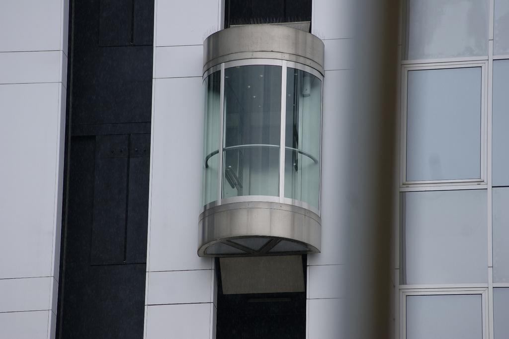 建筑简约户外观光电梯背景图片