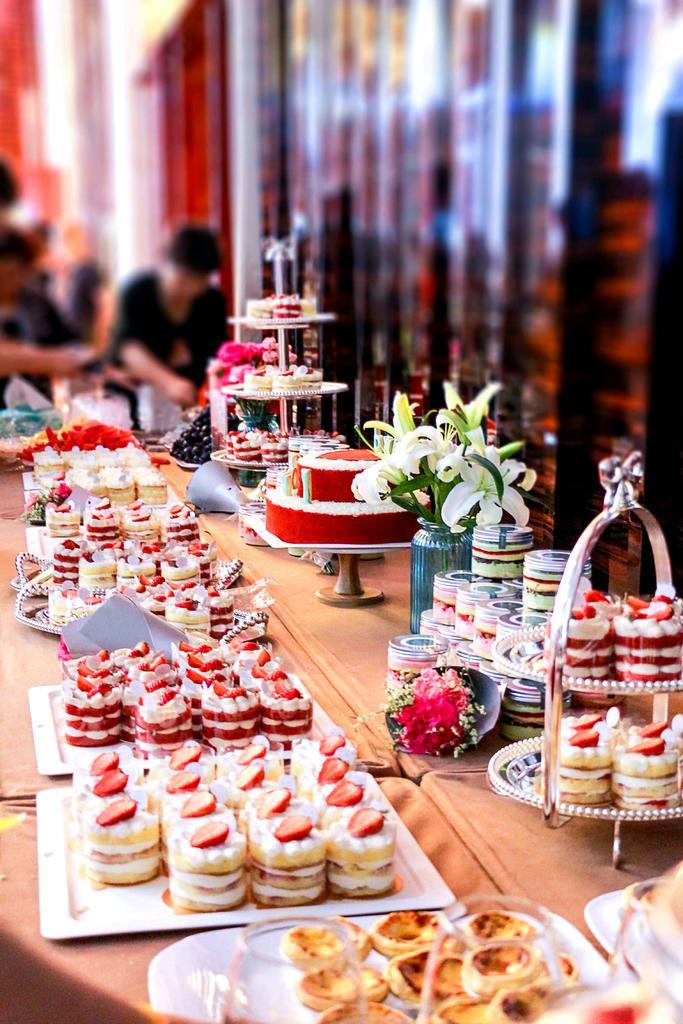 餐饮唯美马卡龙蛋糕背景图片