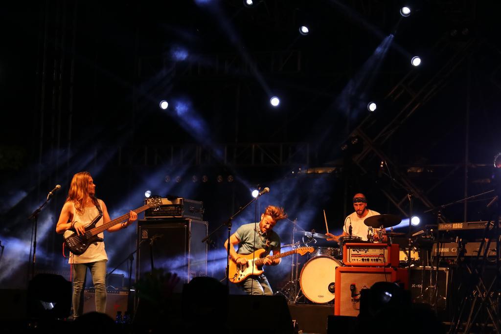 音乐时尚乐队演奏背景图片