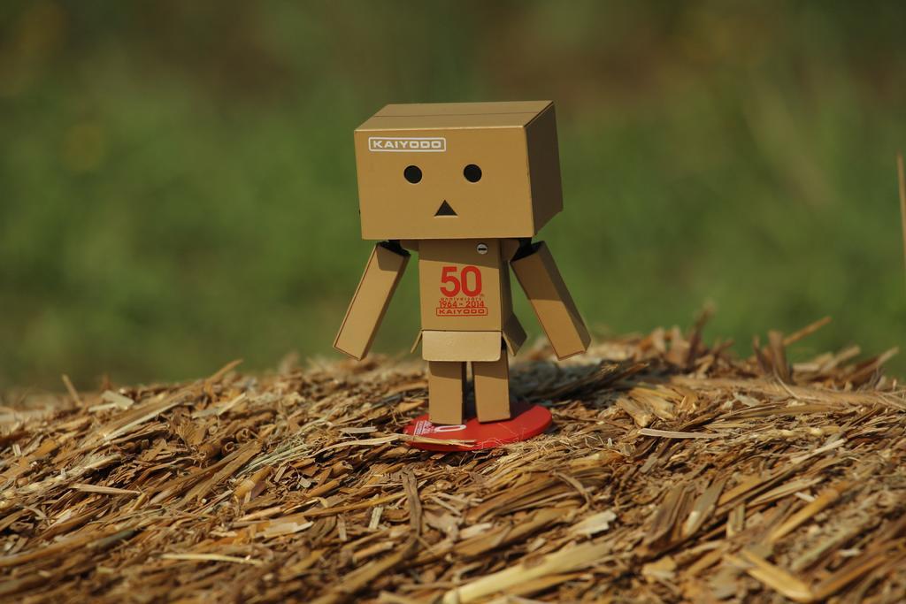 广告时尚迷茫的木盒人背景图片