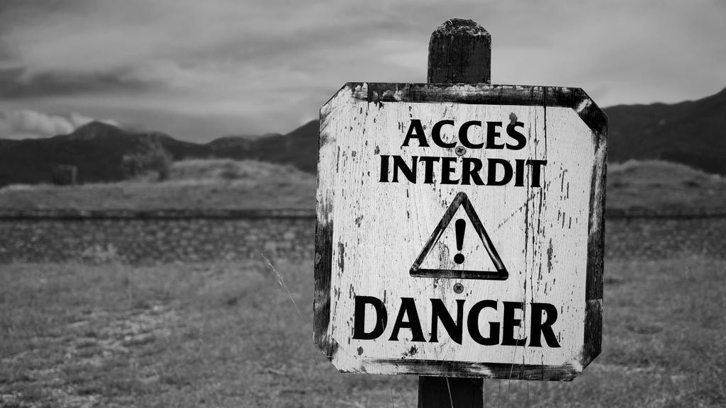 危险 禁令 小组 警告 感叹号 风险 威胁 停止 黑色和白色