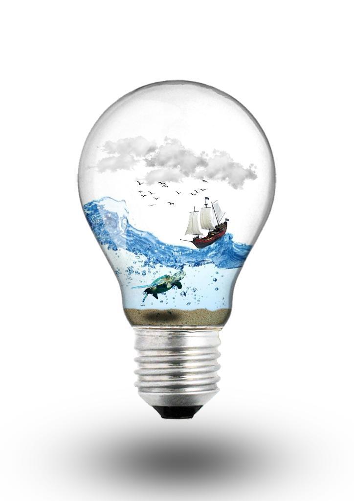 灯泡里的帆船和大海背景图片