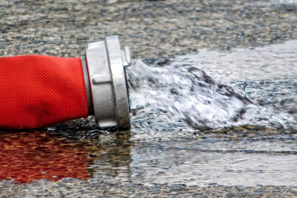 广告时尚消防软管漏水水背景图片