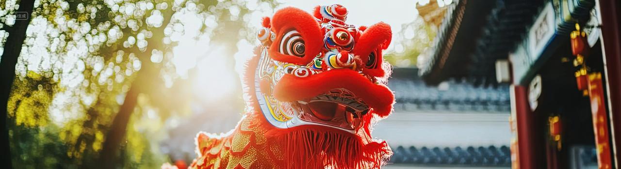 一头中国红色舞狮在一座中式建筑前表演传统文化海报