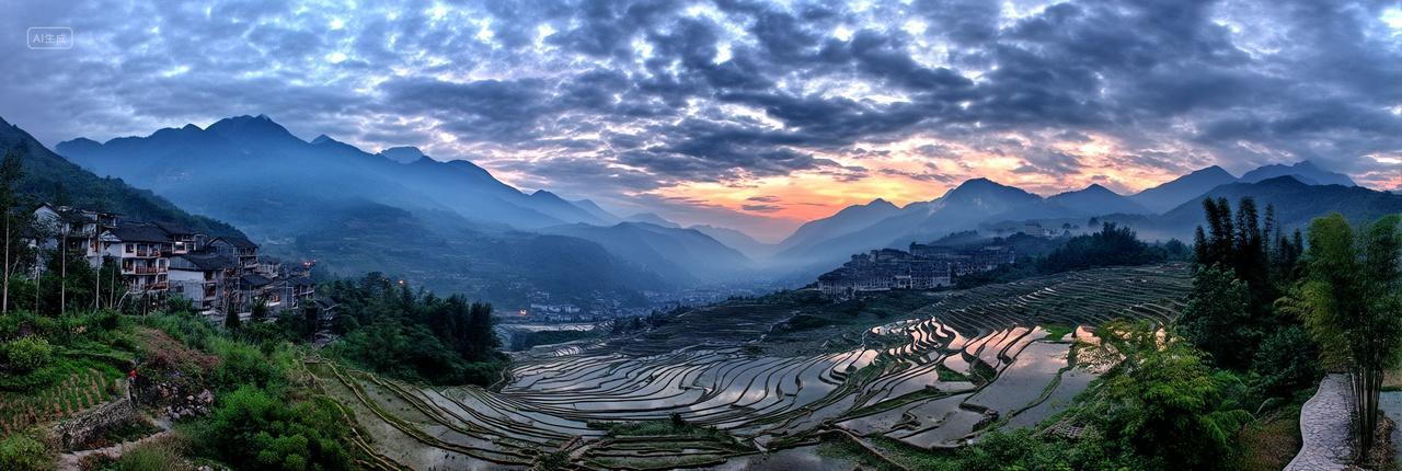 光影梯田与暮色村庄自然与人文的诗意共生