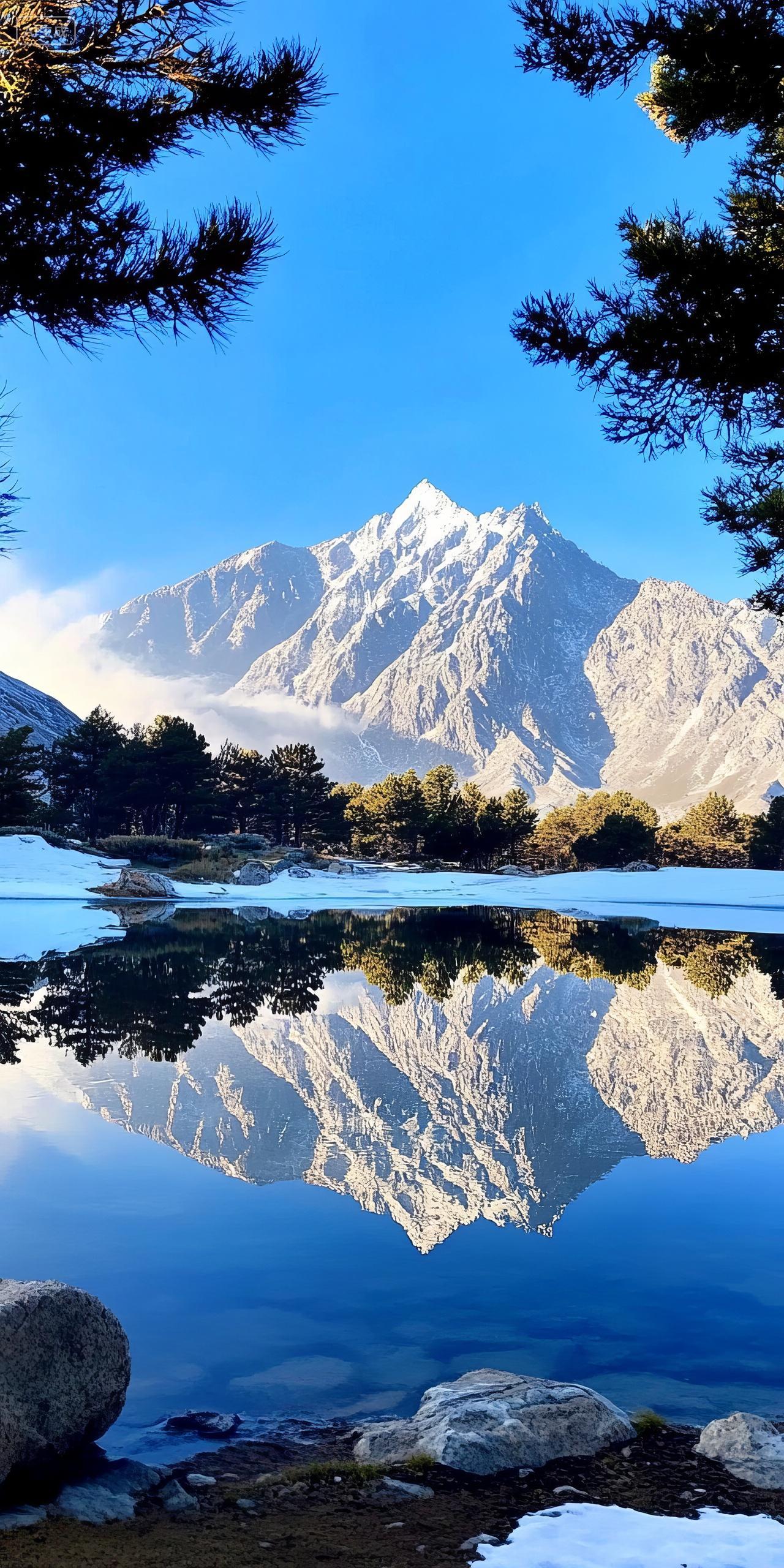 雪山湖泊倒影新疆旅游山峰湖面自然风光壁纸