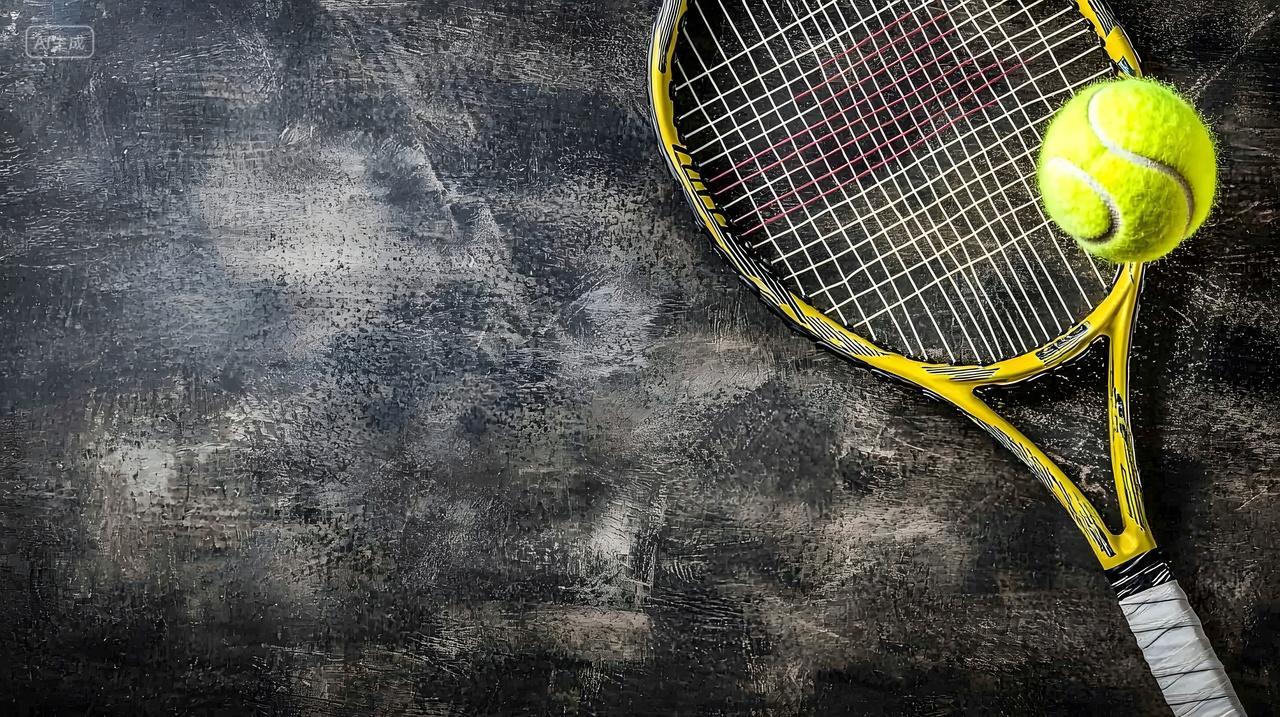 深色背景中网球拍和球