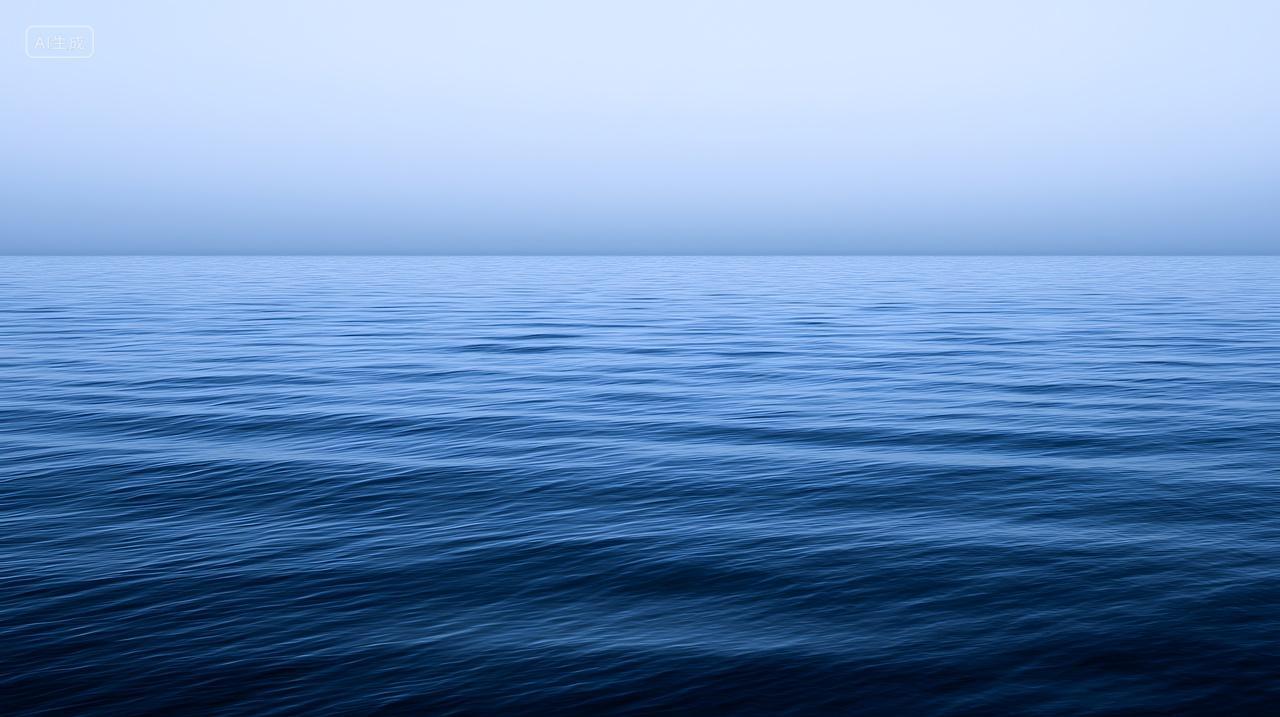 黎明时分宁静海景呈现柔和蓝调