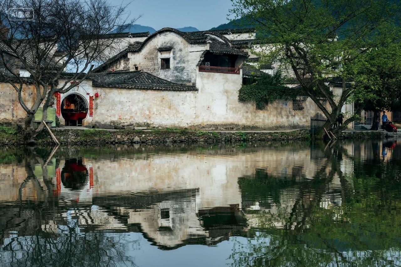 安徽黄山市黟县宏村南湖春季风光