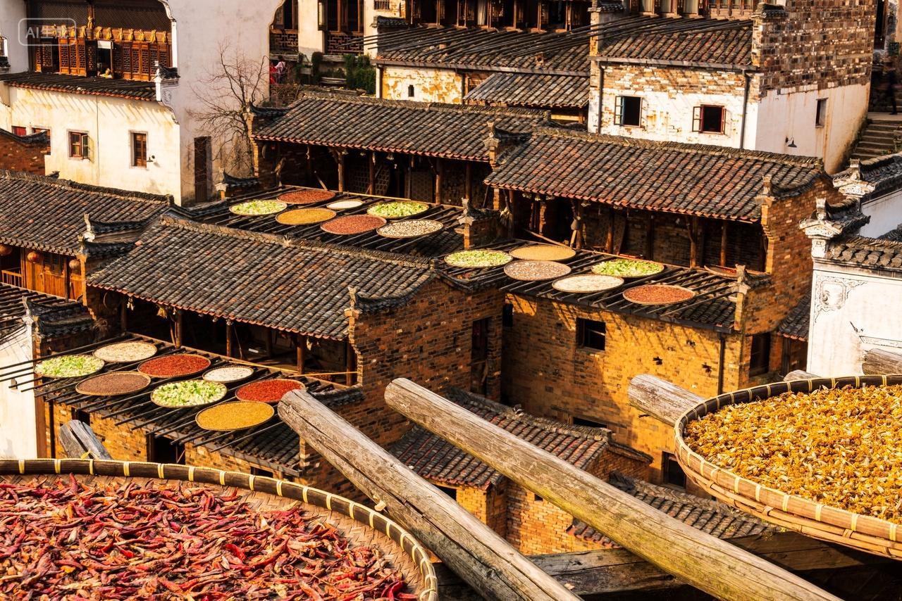 农村晒粮食辣椒丰收婺源篁岭