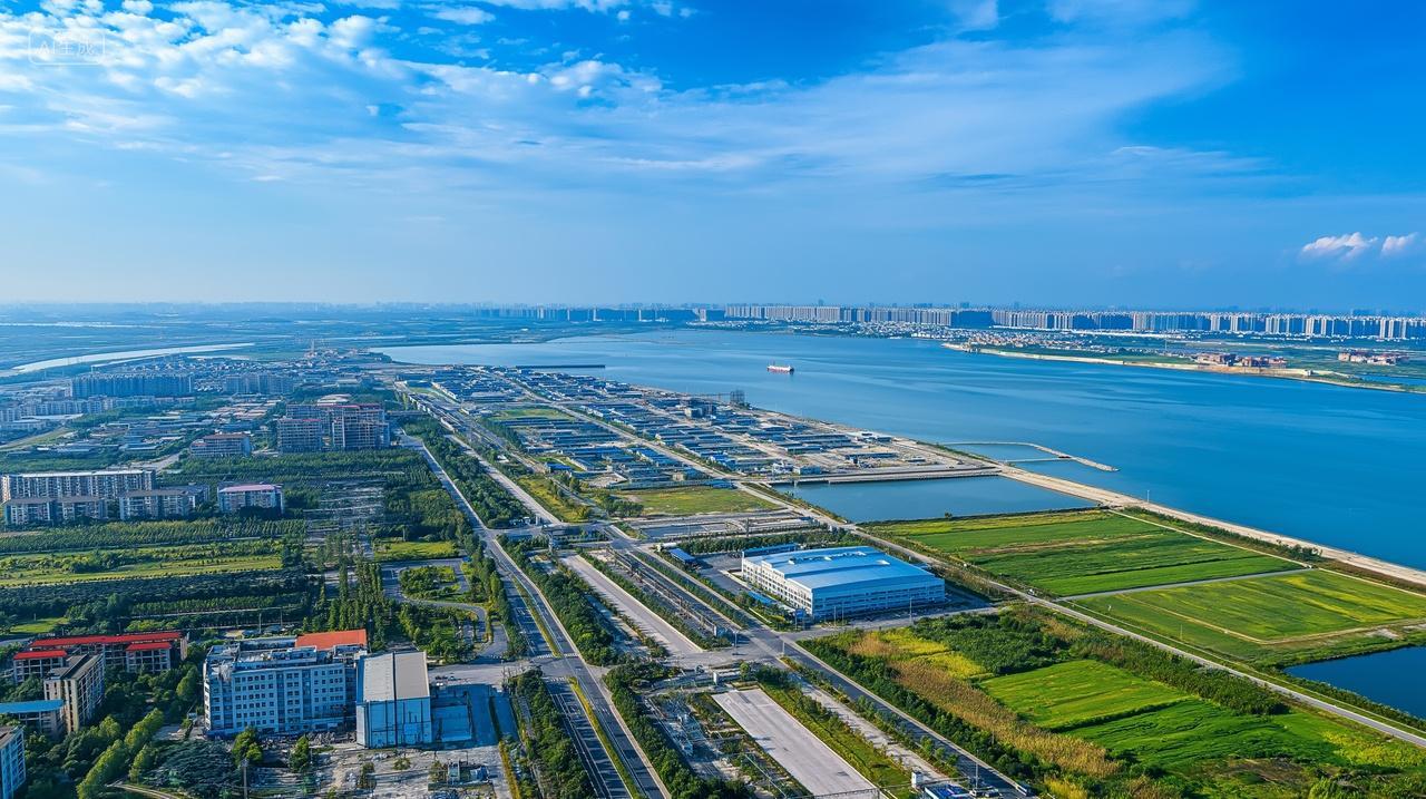 航拍沿海地带大型仓储物流中心