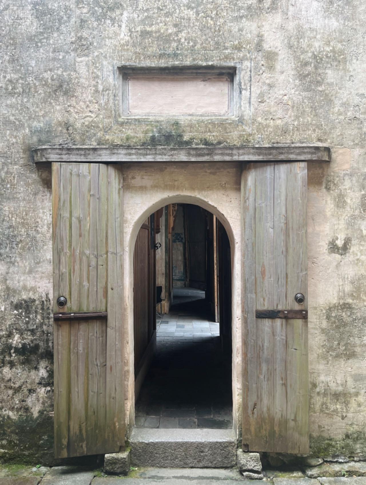 安徽徽州徽派建筑宏村古村古镇青砖小瓦木门木雕