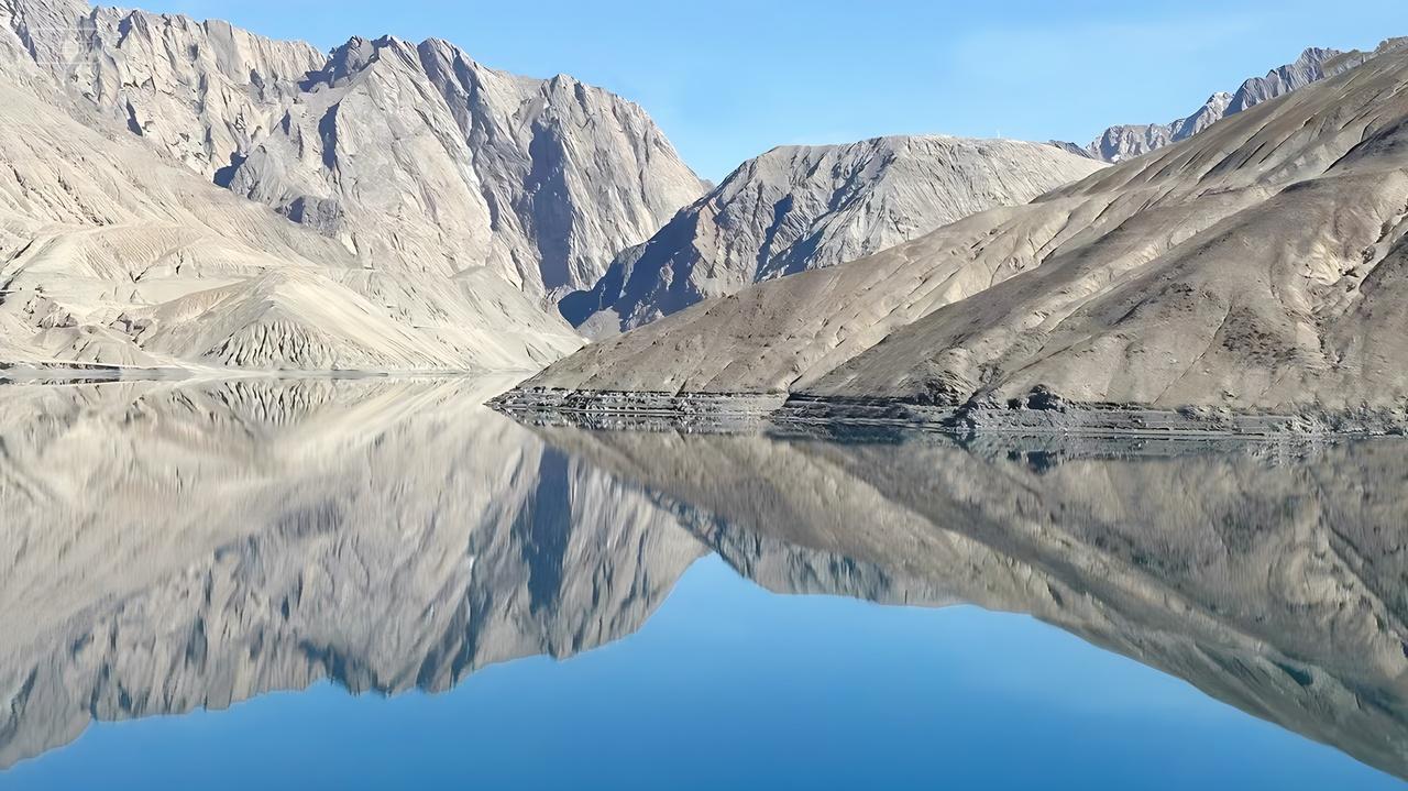 湖泊倒影白沙湖班迪尔蓝湖新疆旅游宣传图