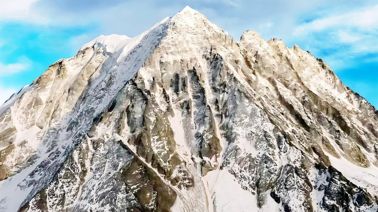 壮观高大的雪山山峰正面图片