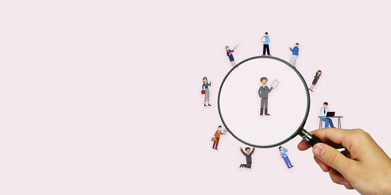 浅色简约放大镜职业人才招聘展板背景人才招聘背景