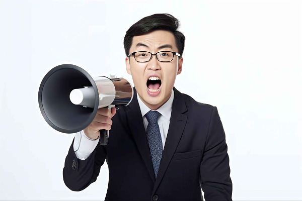 商务人士拿着喇叭话筒扩音器喊话沟通传播